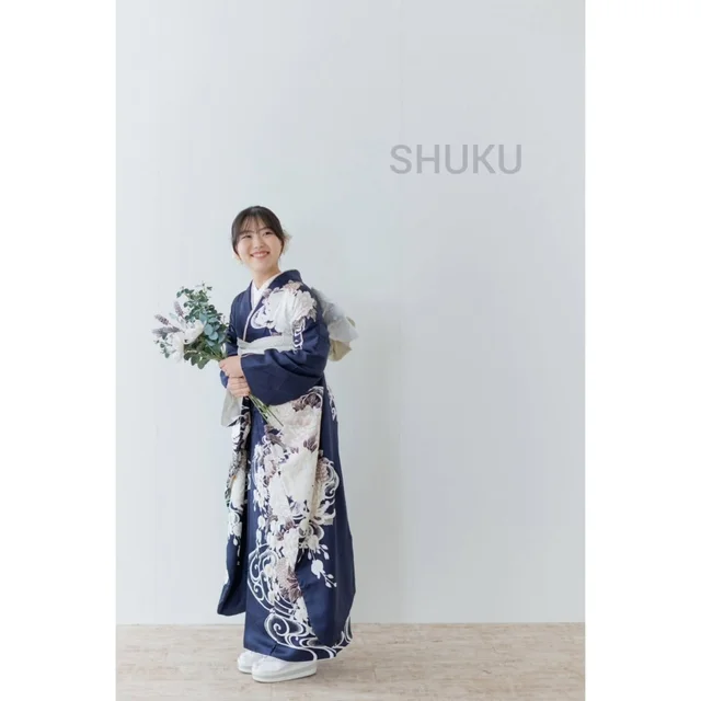 SHUKU
①dark blue
濃紺にシルバーの柄
②white & Black
白地に黒柄がデザイン
SHUKUで人気の1着です
コーディネートは
それぞれ
振袖を決める日とは
別日にコーディネートだけを
お一人づつさせていただき